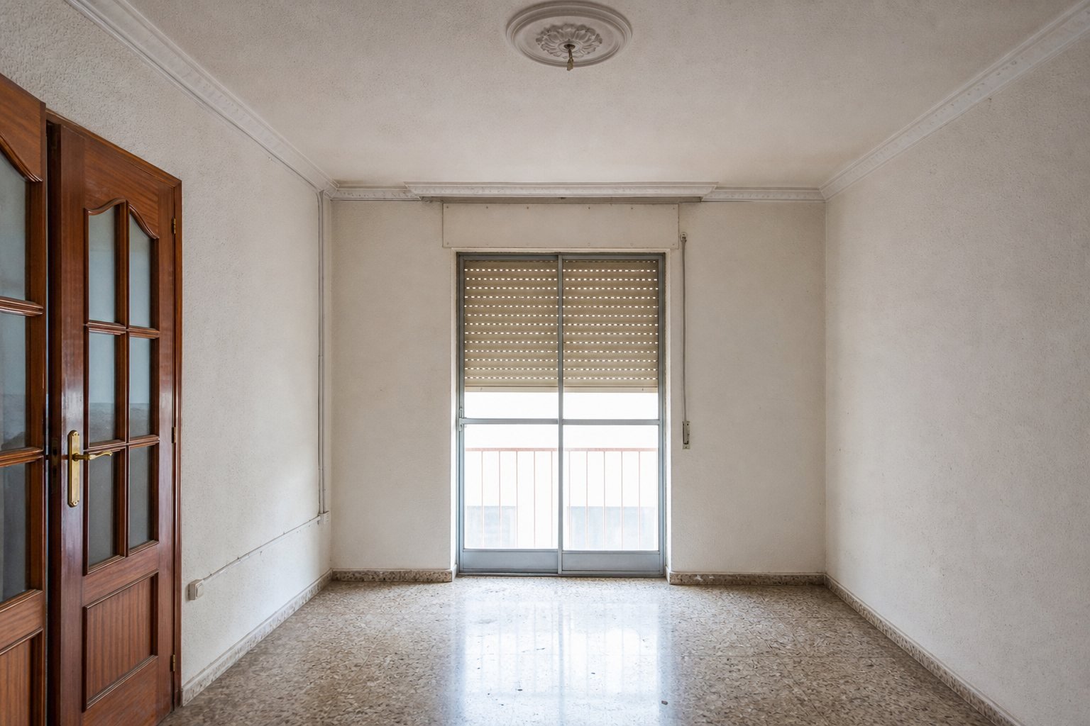 Antes de la reforma: Salón con gotelé y terrazo